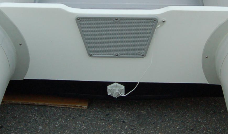 Transom drain plug assembly for RIB boats 